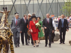 dit is koningin Beatrix op bezoek in diergaarde Blijdorp